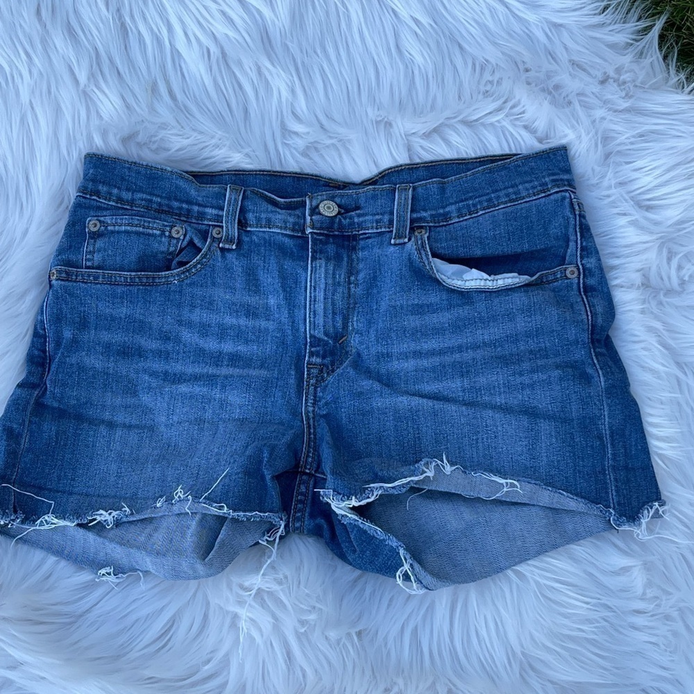 EUC Levi Strauss women’s cut off jean shorts​​​​​​​​​​​​​